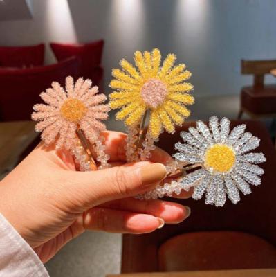 China 2021 New Style Fashion Beautiful Fashion Woman Fresh Rhinestone Daisy Modeling BB Hair Clip for sale