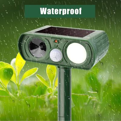 China Outdoor Waterproof Ultrasonic Cat Dog Repeller Solar Power Animal Sustainable Animal Reflector With Strong LED Flash for sale