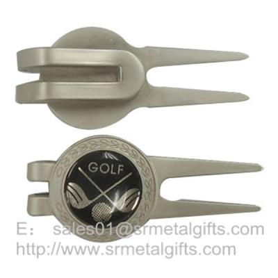 China Small quantity wholesale metal golf pitchfork with golf design epoxy dome, for sale