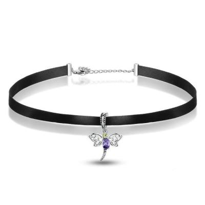 China Joyería de cuero para mujer del collar negro del ahogador con el colgante lindo de plata de la libélula en venta