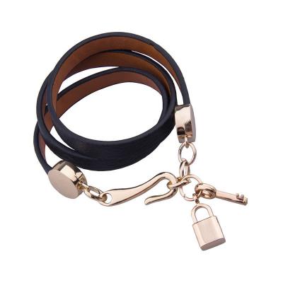 China Pulseras de cuero del abrigo de las mujeres del color de Brown con la cerradura y el encanto de la llave en venta