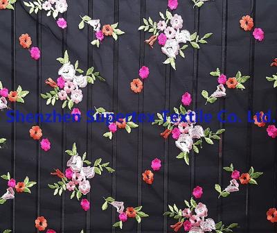 Chine Tissu de polyester du noir 100 de broderie de fleurs pour les enfants et les femmes à vendre