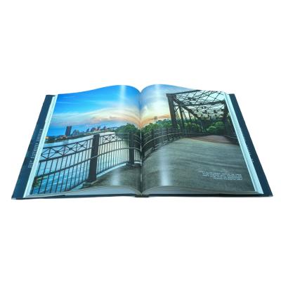 China Pittsburgh Visions Professional Coffee Table Book Printing met Gloss Jacket en 3mm Greyboard met 140 Gsm Gloss Paper Te koop