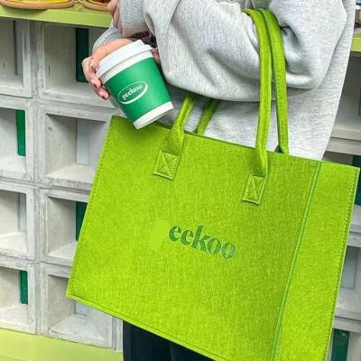 China Popular Green Felt Shopping Handled Tote Bag Wholesale DIY Personalized Design Felt Women Handbag for sale