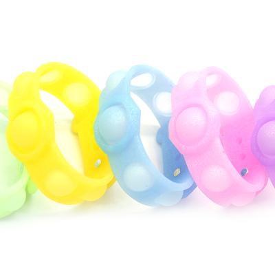 China Table Eco-friendly Material Hot Games Wiggle Wristband Toys Mini Silicone Anxiety Relief Stress Noises Wiggle Wristband for sale