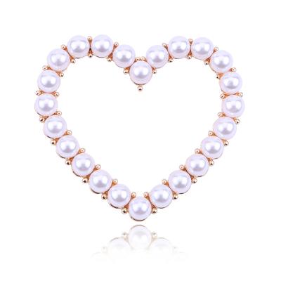 China Daily Accessories ALLOY Pearl Coat Brooch Exquisite Heart-Shaped Crystal Brooch Full Accessories for sale