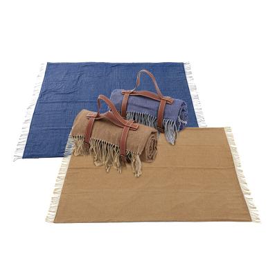 China Draagbare camping-picnic deken wasbaar plaid polyester mat voor picknick met leer handvat Te koop