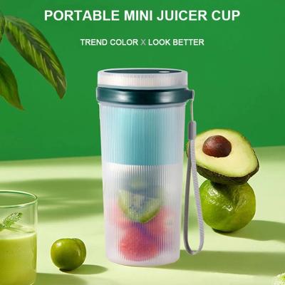 China Mini Fruit Blender Cup Handhold Usb Juicer 300ml Blender Juice Mixing Cup For Gym Cordless Rechargeable Easy Handling Portable Sports for sale