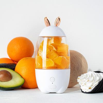 China Hotel USB Rechargeable Mini Juice Blender Portable Battery Powered Small Fruit Juicer Juice Mixer for sale