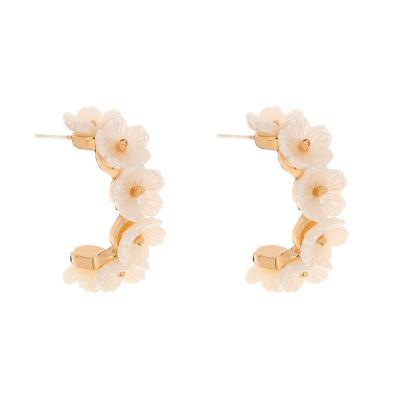 China 2022 High Quality Natural Circle Fashionable Wholesale Designer Statement Women Earring Shell Flower Shape Stud Earring for sale