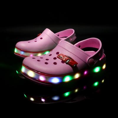 China Lightweight Kids Slippers Summer Cartoon Clogs LED Light Boys Girls Beach Sandals Kids Baby Garden Shoes Breathable Croc Clogs for sale