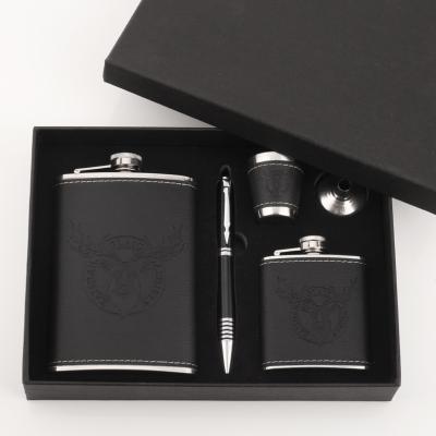 China Modern Luxury Leather Wrapped Stainless Steel 6oz Hip Flask Set for sale