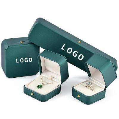 China Ring Bracelet Necklace Earring Jewelry Wholesale Ring Gift Earring Necklace Jewelry PU Clamshell Luxury Green Leather Bracelet Pendant Packaging Box For Display for sale