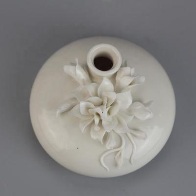 China Contemporary Decorative Ceramic Aroma Essential Oil Diffuser With Flower Design for sale