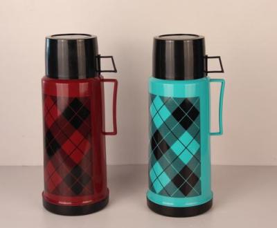 China Hot and cold double moisturizing bottle plastic thermos vacuum flasks for sale