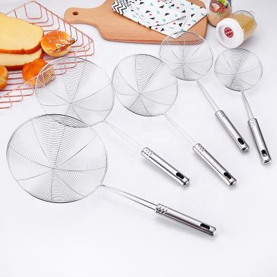 China Sustainable Kitchen Cooking Supplies Colander Scoop Stainless Steel Mesh Strainer Food Noodles Sifter Spoon for sale