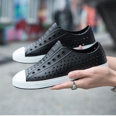 China Original Designers Flat Fashion Sneakers Shoes Mens Womens Couple Foam Runners Outdoor Hole Clogs Shoes For Women for sale