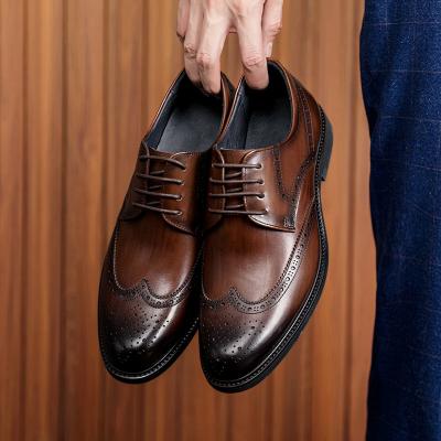 China Flat 2022 new upper layers whip British trend men's shoes leather business casual dress brogues elegant cutting shoes for sale