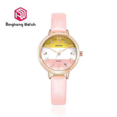 China Relojes coloridos de la prenda impermeable de la juventud de la correa de cuero, relojes resistentes de agua de las señoras en venta