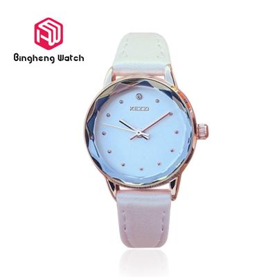 China La banda resistente de lujo elegante del cuero del reloj de agua pequeña marca el diámetro de 26m m en venta