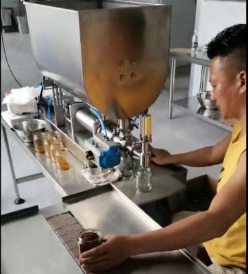 Chine 50ml machine de remplissage de bouteilles principale faite sur commande de sauce au piston 2KW à vendre