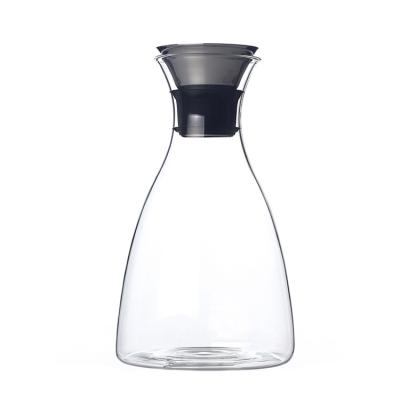 China Sustainable Handmade Heat Resistant Borosilicate Glass Water Jar And Water Carafe Jug With Lid for sale