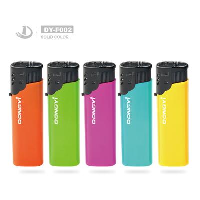 Chine DY-F002 Cadeau avec lampe de poche pour homme allume-cigarettes électroniques en plastique résistant au vent jetable à vendre