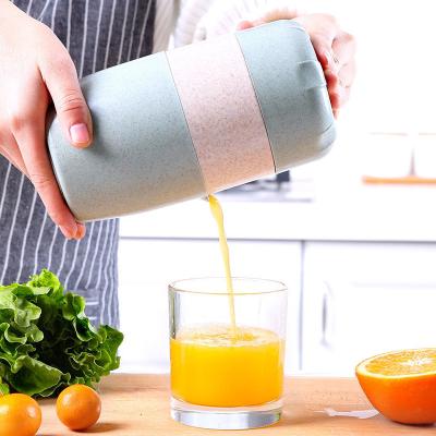 China Straw Wheat Cup Lemon Juice Eject Pulp Household Easy Manual Juicer Eco-friendly Mini Automatic Orange Juicer for sale