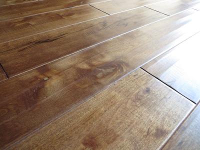 Chine Plancher solide de bois dur de bouleau, handscraped avec la marque de broutement et la couleur souillée à vendre