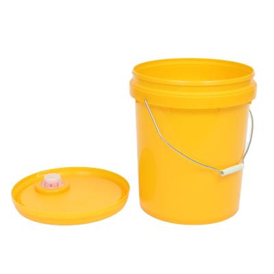 China Paint PP Material Plastic Bucket 20L With Handle 20L Plastic Plastic Oil Can Good Selling Barrel for sale