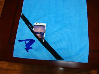 China personalized gym fitness towel with zip pocket for sale