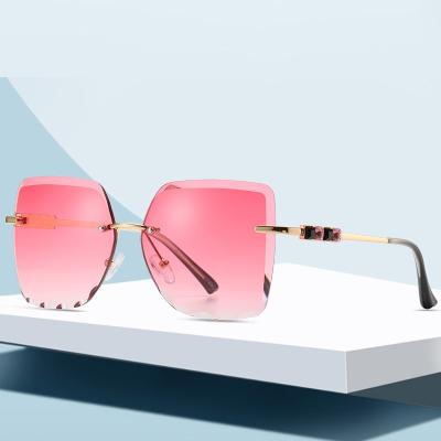 China New Big Frame Sunglasses Fashion Temples Diamond Sunglasses Square Ocean Sunglasses 2039 Irregular Sunglasses for sale