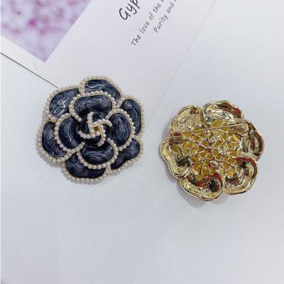 China 2021 Amazon easy top selling brooch autumn and winter new pearl camellia flower wholesale custom high-end large brooch for sale