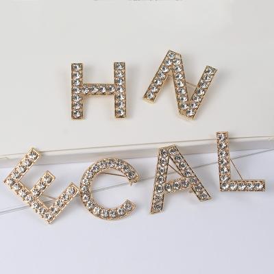 China 2021 Amazon Easy Top Selling Wholesale Custom Brooch Pins Brooch Monogram Brooch Rhinestone Gold Letters for sale