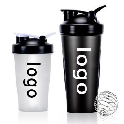 China Hot Selling Viable 20oz 28oz Workout Shaker Bottle Gym Protein Shaker Mixer Bottles for sale