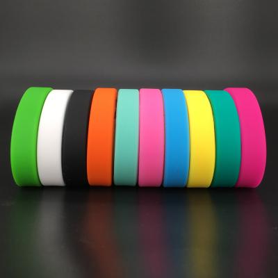 China Customized Bracelet Promotion CLASSIC Logo Personalized Silicone Bracelets Sports Wristband with cheap price for sale