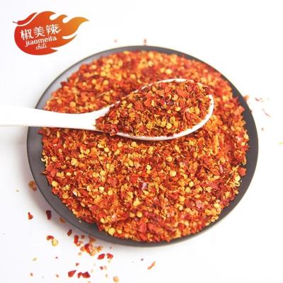 Cina Dried red Chili flakes/crush With Seeds chili pepper, 100% Natural Product in vendita