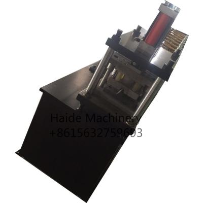 China La quilla de acero del perfil del metal de Omega de Furring de la luz de acero del canal lamina la formación del laminador de la máquina con el motor servo 5.5kw en venta