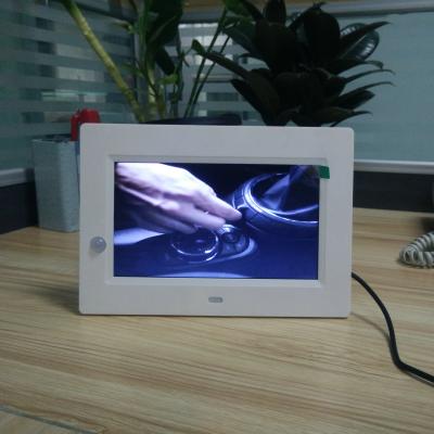 China 7 inch HD video player with PIR motion sensor to turn on/off videos automatically for sale