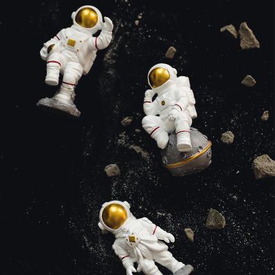 China Creative minimalist space gift resin astronaut sculpture home decoration people figures living room desk for sale