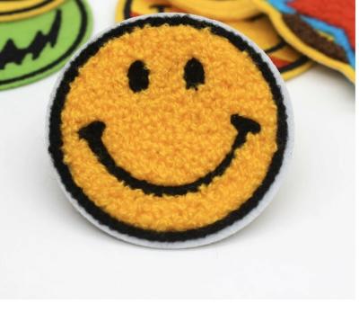 China Chenille Smiley Face Patch - Ijzer op Chenille-Geel de Manierflard van de Flardglimlach - Te koop