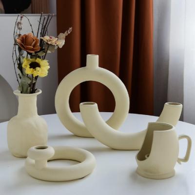 China Nordic Wholesale Minimalist Ceramic Vase For Home Decor Modern Minimalist Flower Vase Set Decorative Beige Porcelain Vase Design for sale