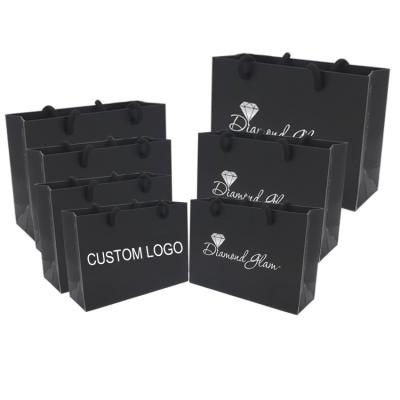 中国 Manufacturing Recyclable Custom Reusable Retail Luxury Logo Printed Cardboard Paper Bags Logo White Boutique Paper Shopping Gift To Carry Bags 販売のため