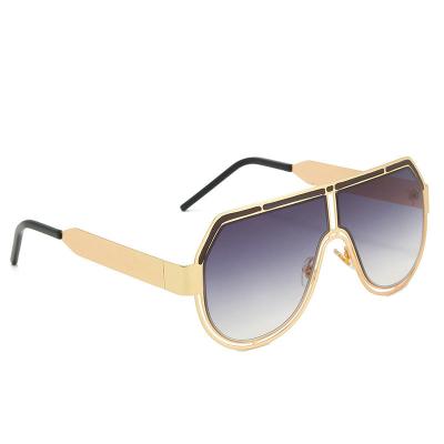 China Fashion Sunglasses Wholesale Hot Fashionable Women's Gold Metal Frame Vintage Polycarbonates Sunglasses for sale