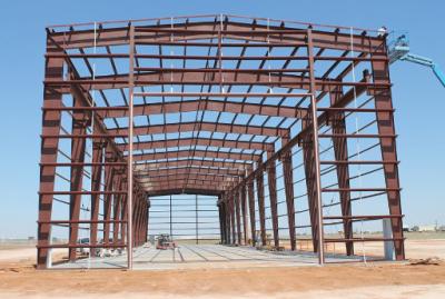 Chine Entrepôt de structure en acier préfabriqué avec panneau sandwich revêtement de toit en laine de verre et kits de construction en acier Q235/Q345 à vendre