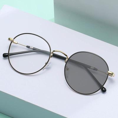 China 2022 fashionable wholesale men women retro frame anti photochromic computer glass round blue light glass factory for sale