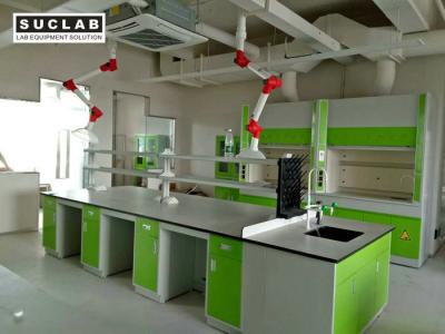 China El puesto de trabajo central del laboratorio bajo del gabinete del color verde con los estantes el reactivo, PP se hunde en venta