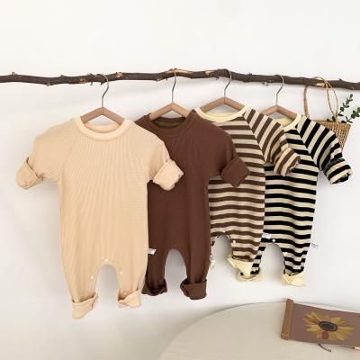 China Leesourcing-Unisex 100% Cotton Baby Footies With Button Plain Spring Baby Rompers for sale