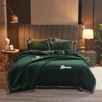 China Plain Customized Luxury Super Soft Mink Printed 3D Comforter Sheet Comforter Bedding Set With Curtains for sale