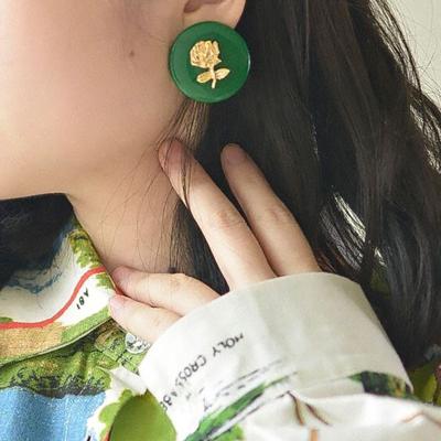 China FASHIONABLE Stud Earrings French Pearl Around Earrings Hong Kong Female Style Stud Earrings 2021 New Trend Resin Button Green High End Stud Earrings for sale